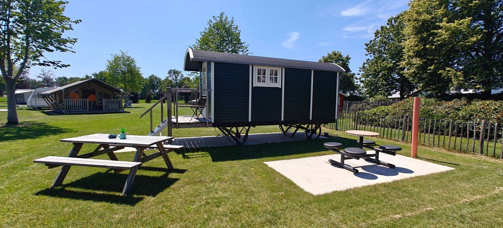 Pipowagen met picknicktafel op Camping Lindershoeve in Bergeijk