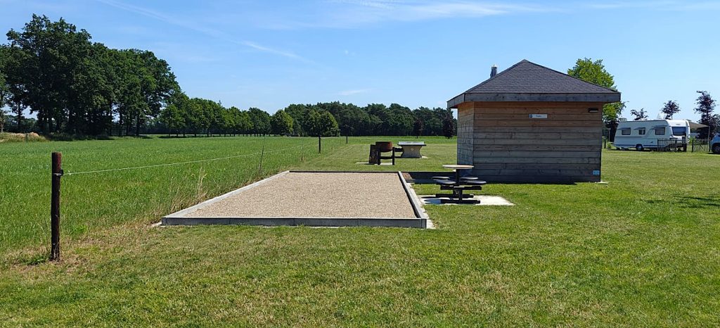 Jeu-de-boulesbaan met picknicktafel en weids uitzicht over de Brabantse Kempen