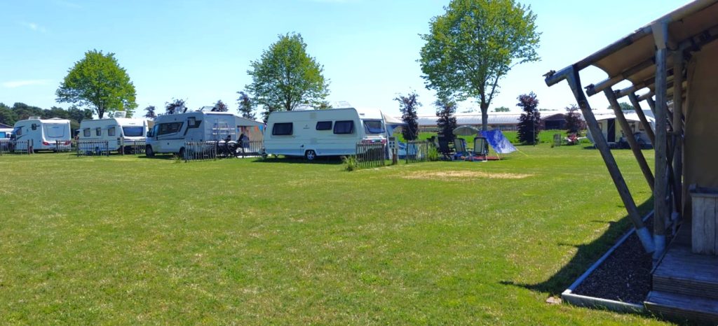 Ruim kampeerveld met caravans en campers op Camping Lindershoeve in Bergeijk