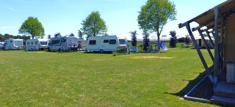 Kamperen voor ouderen: waarom een nette, rustige camping zoveel verschil maakt